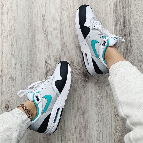 Nike Shoes - Nike air max 1 sneakers